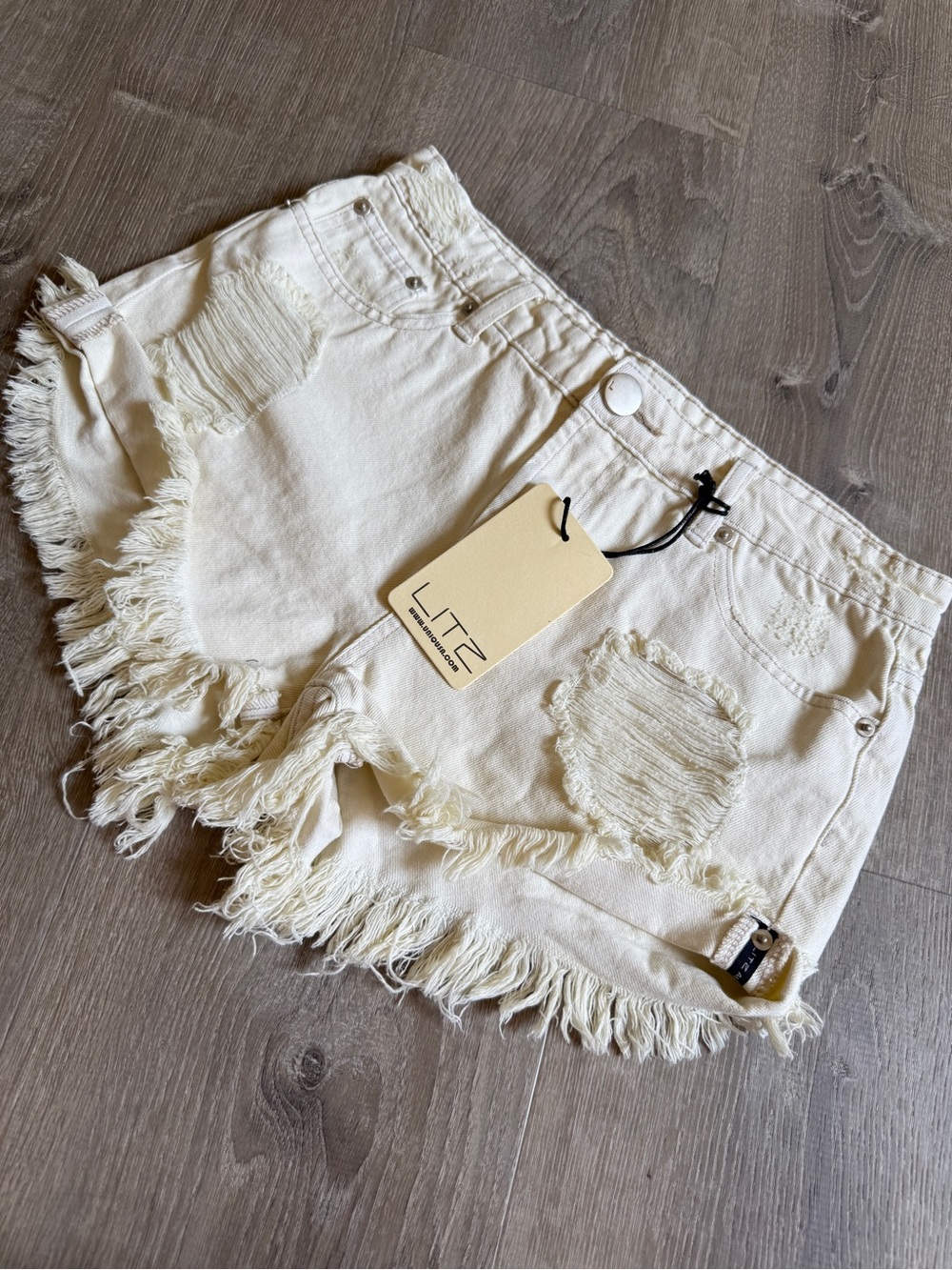 LITZ Women's Ivory Frayed Hem Distressed Denim Shorts size M - NWT